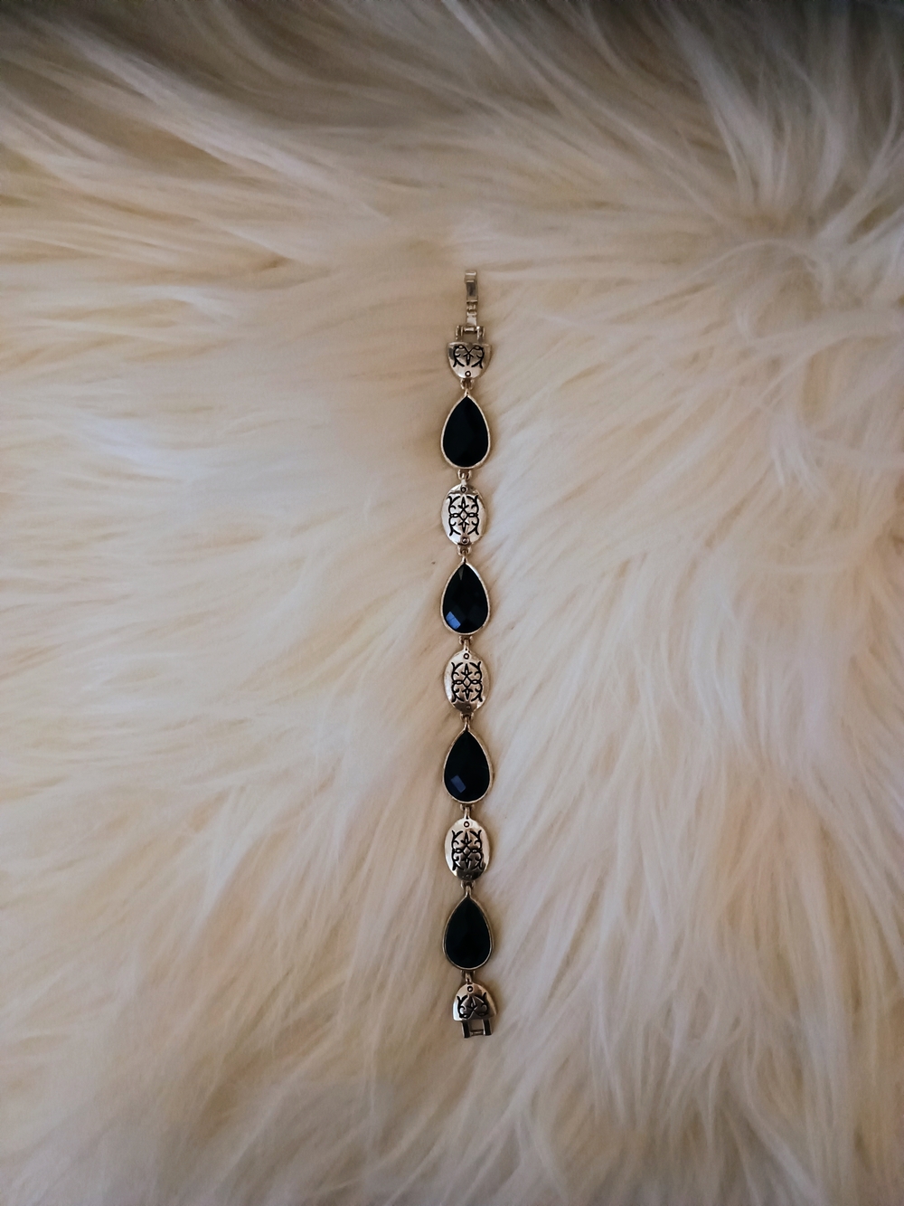PRICE FIRM Black Teardrop Silver Bracelet